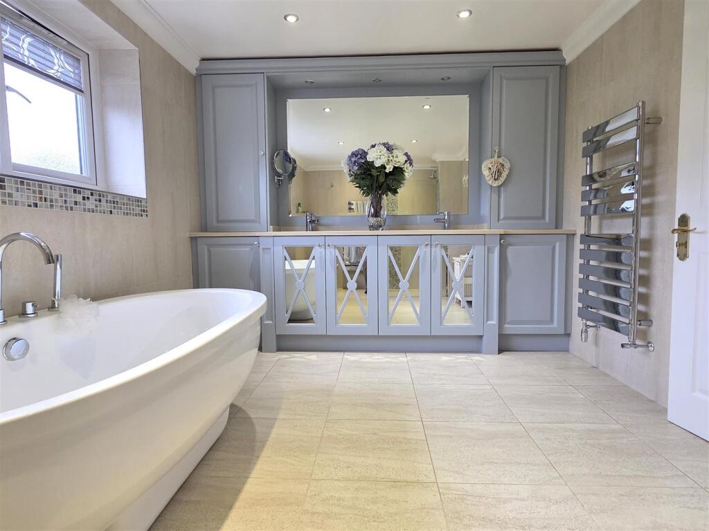 EN SUITE BATHROOM/WC