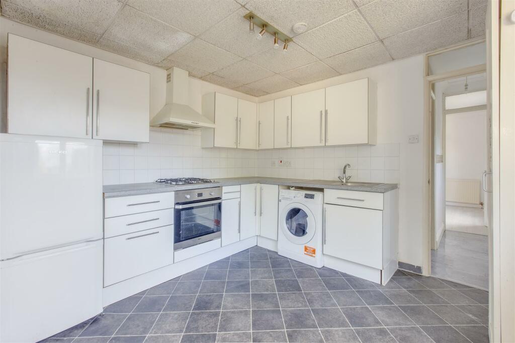 Flat 4, 22 Priory Avenue, HP13 6SH-3.jpg