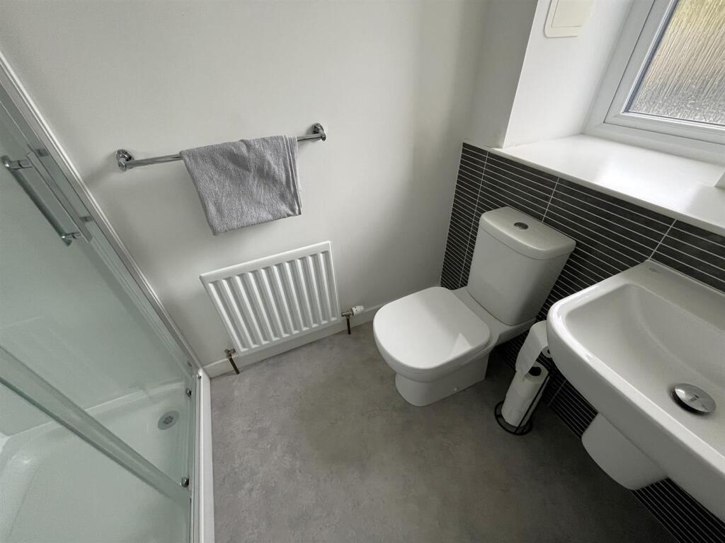 EN-SUITE SHOWER ROOM