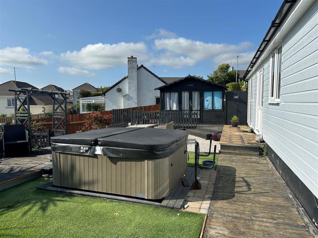 Hot tub and summer house.jpg