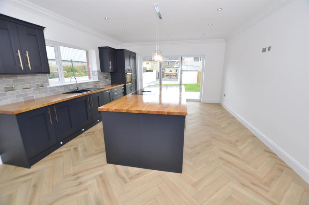 Kitchen/Dining/Family room