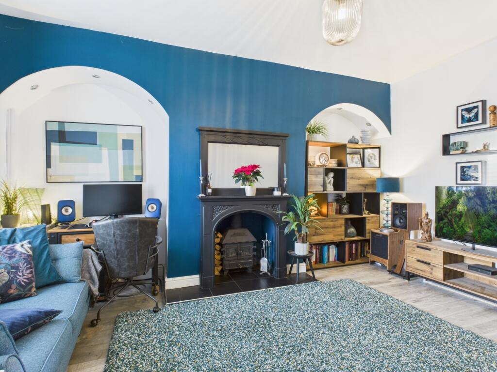 CAM03729G0-PR0189-STILL001