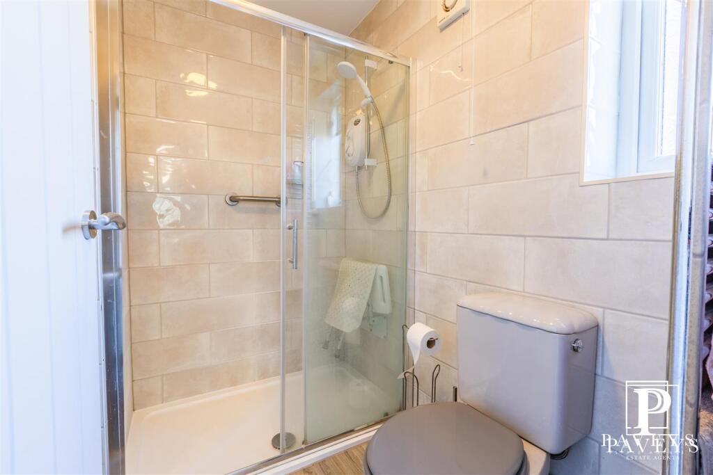 CLOAKROOM/SHOWER ROOM