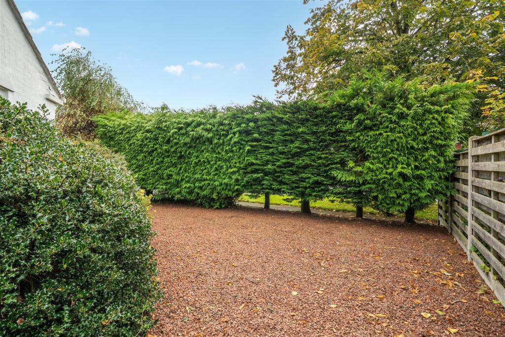 REAR / SIDE GARDEN