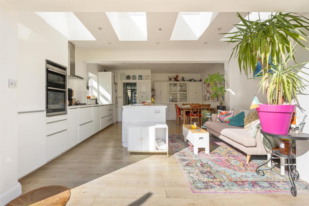 Waverley Avenue, E4
