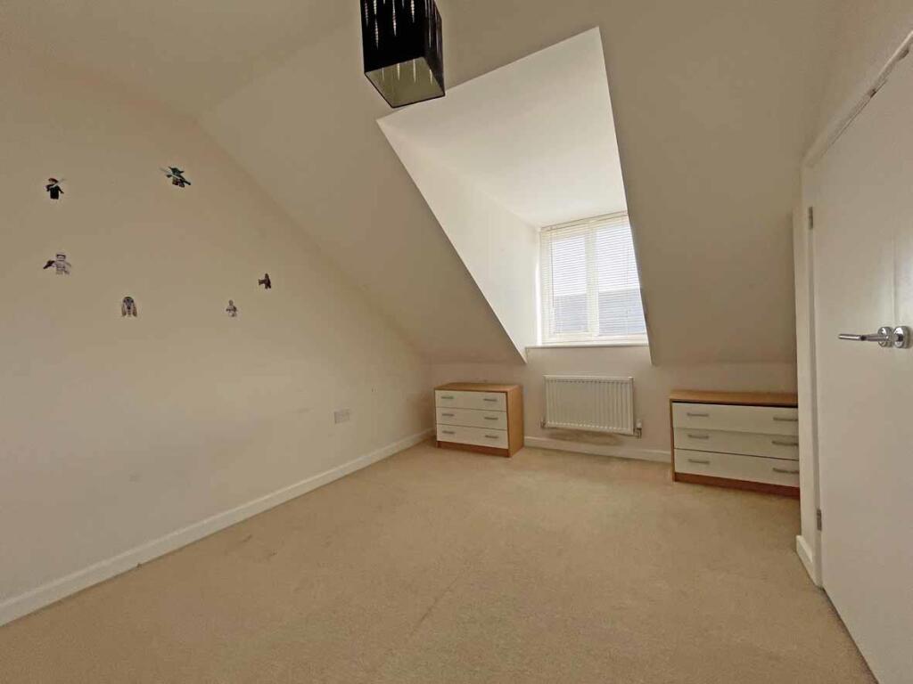 Cobham Close 31 Bed 3...jpg