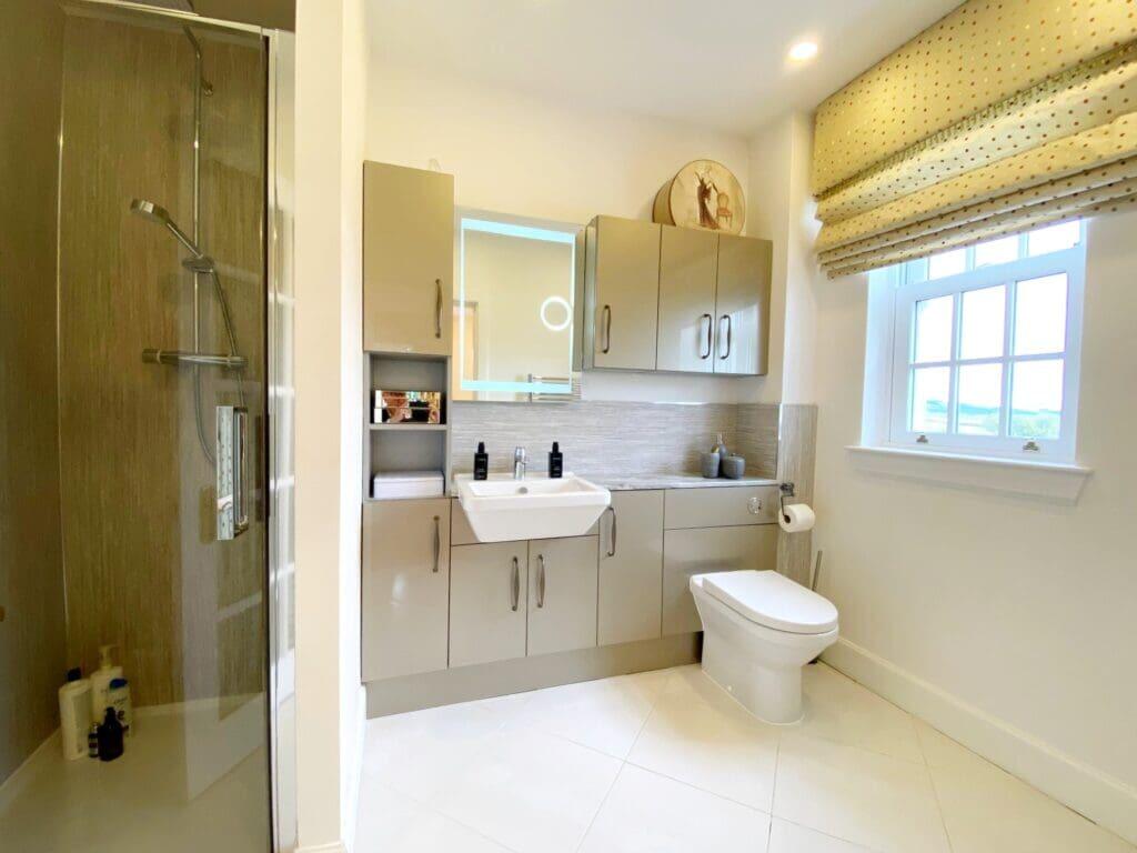 EN-SUITE SHOWER ROOM