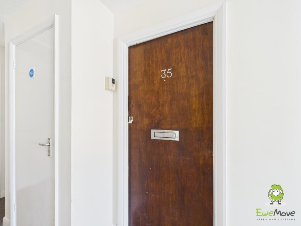 EweMove Estate Agents Basingstoke - Sylvia Close -