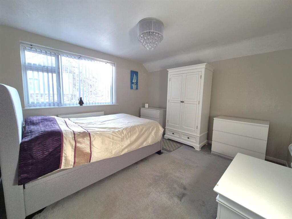 Master Bedroom (1st floor)