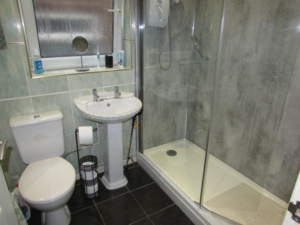 AshtonRd969bath.JPG