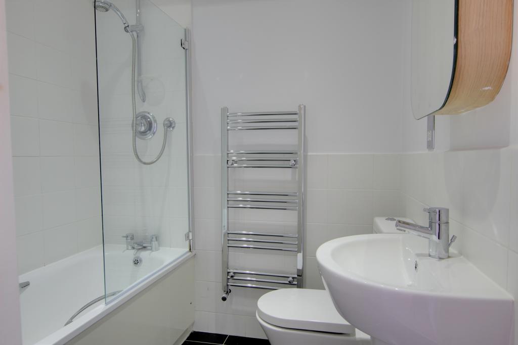 8  BATHROOM.jpg