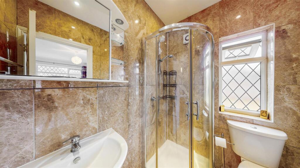 Ensuite to bedroom 1.jpg