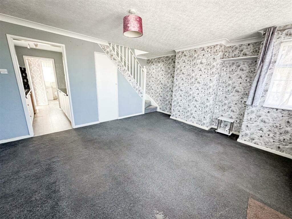 ALTERNATE VIEW OF LOUNGE