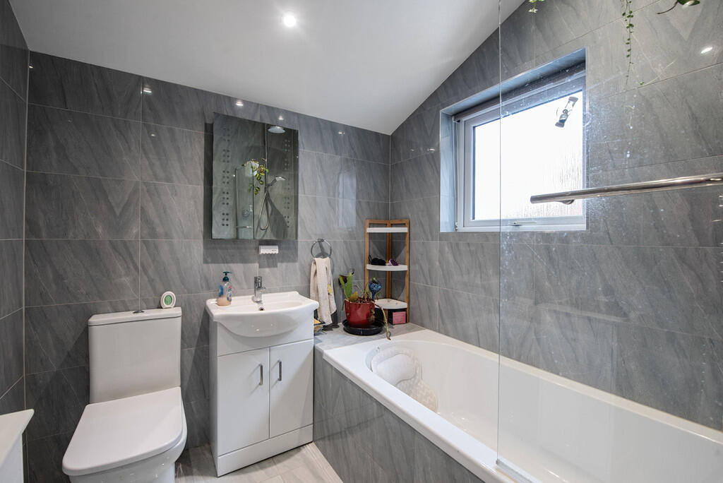 4 Peddlars Grove ...