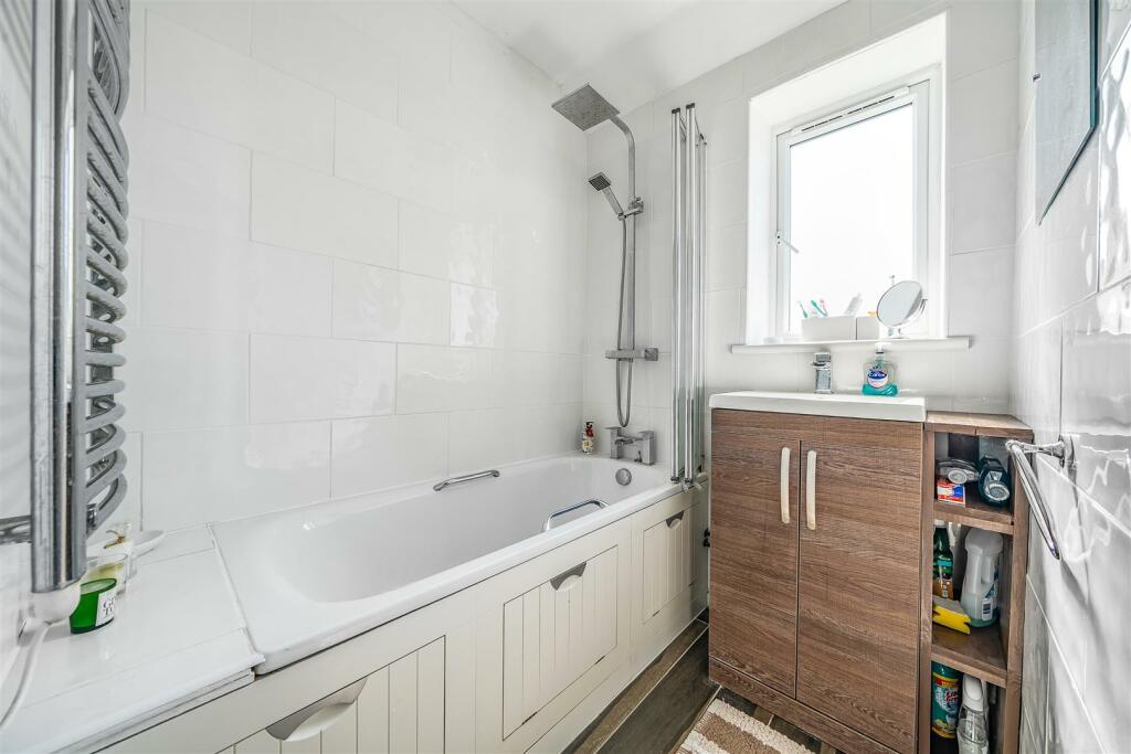 Gordon Road for Sale by Guildcrest Estates - bathr