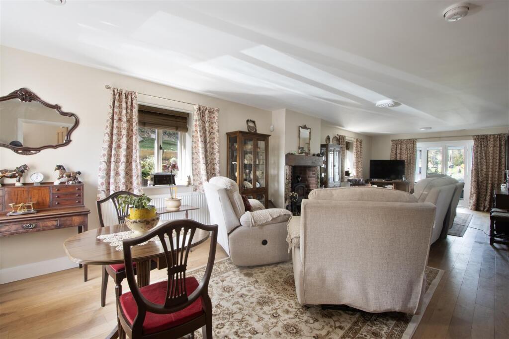 Lounge 4.jpg