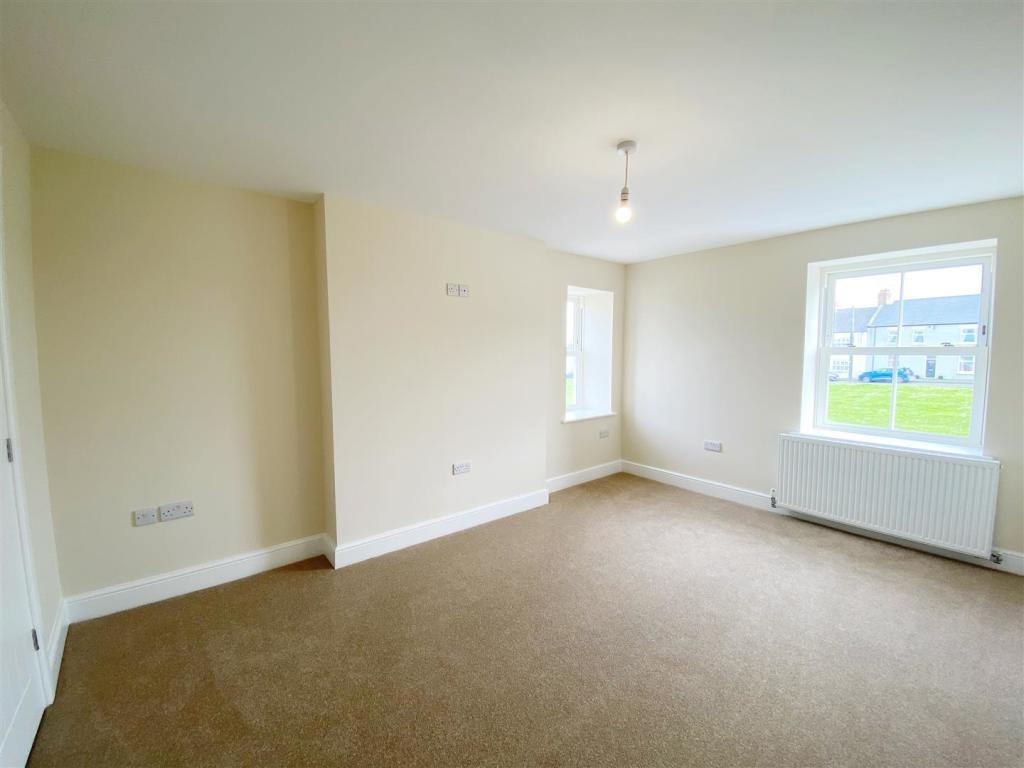 Bedroom 1 pic 1.jpg