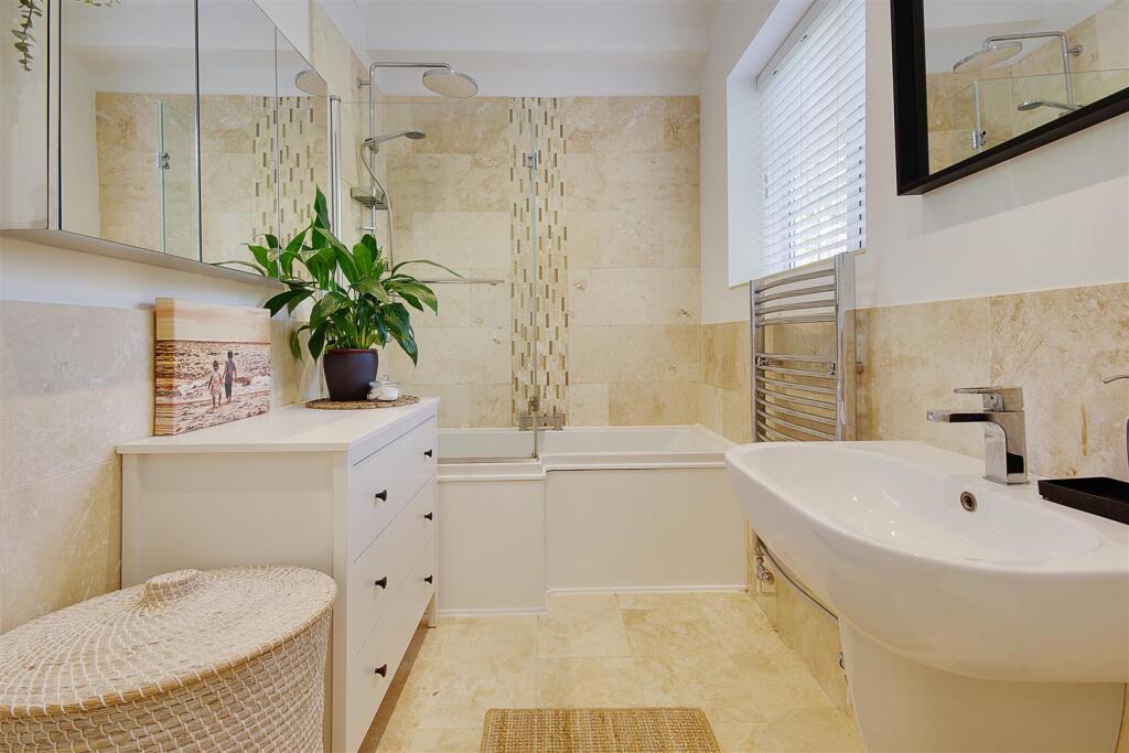 49 Family Bathroom B.jpg