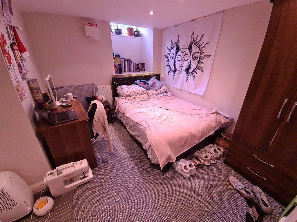 Cozy and well-kept single bedroom featuring a c...