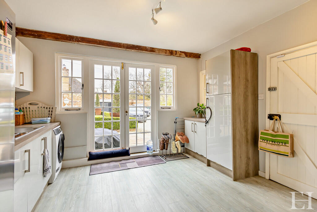 8643202-interiorW...