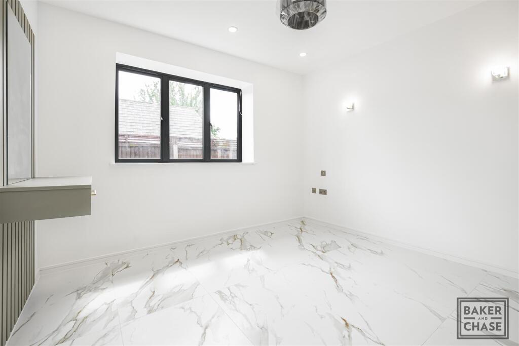 Bedroom 1 (Ground Floor)