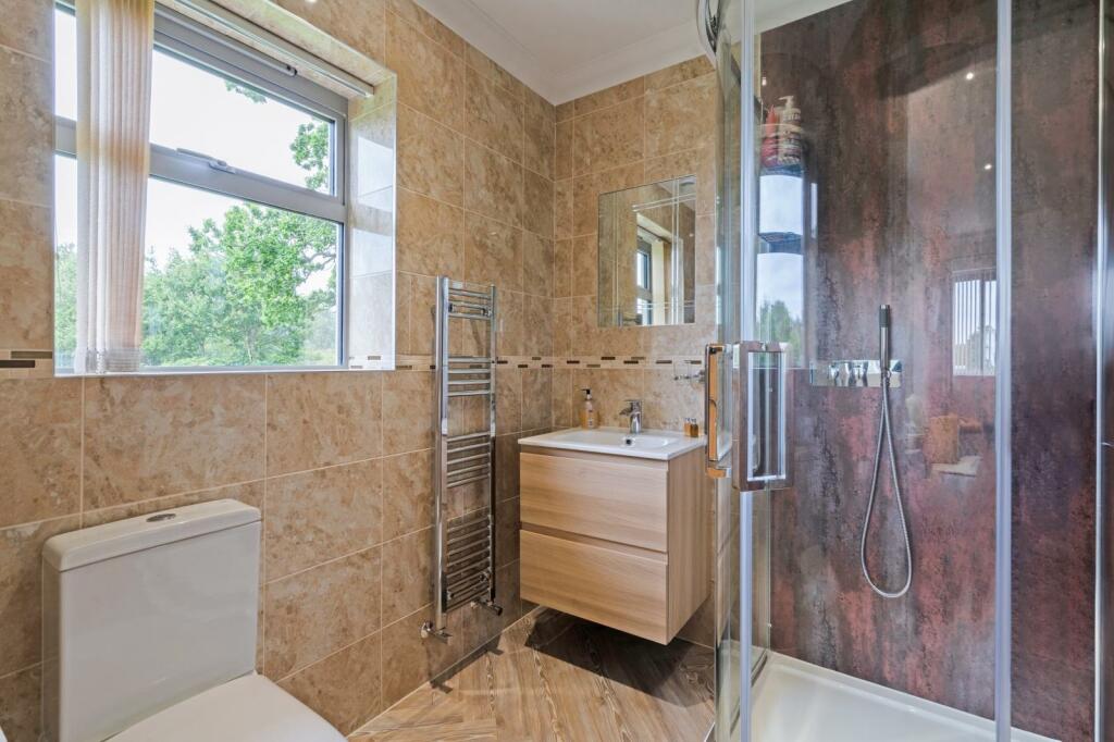 A BEDROOM 5 EN SUITE