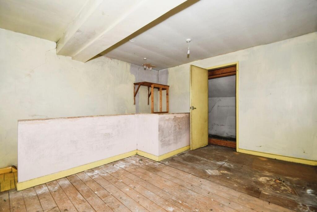 BEDROOM 1 02.jpg