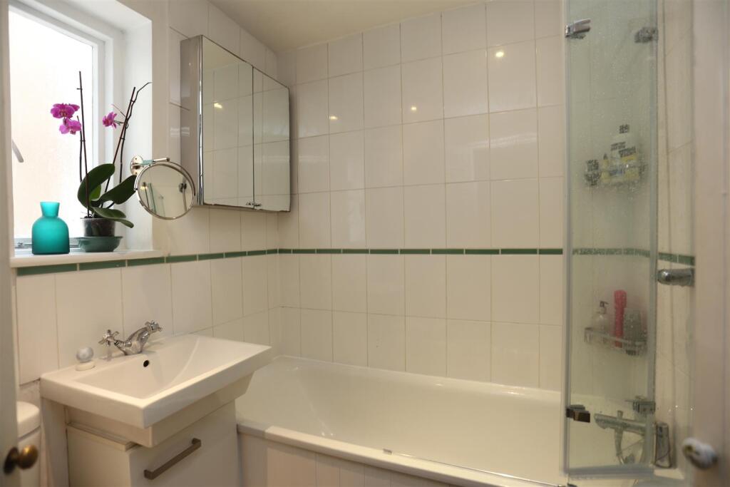 1, 52 Buckingham Road Bathroom (3).JPG