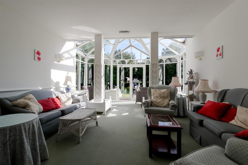 Communal Residents Room b.jpg