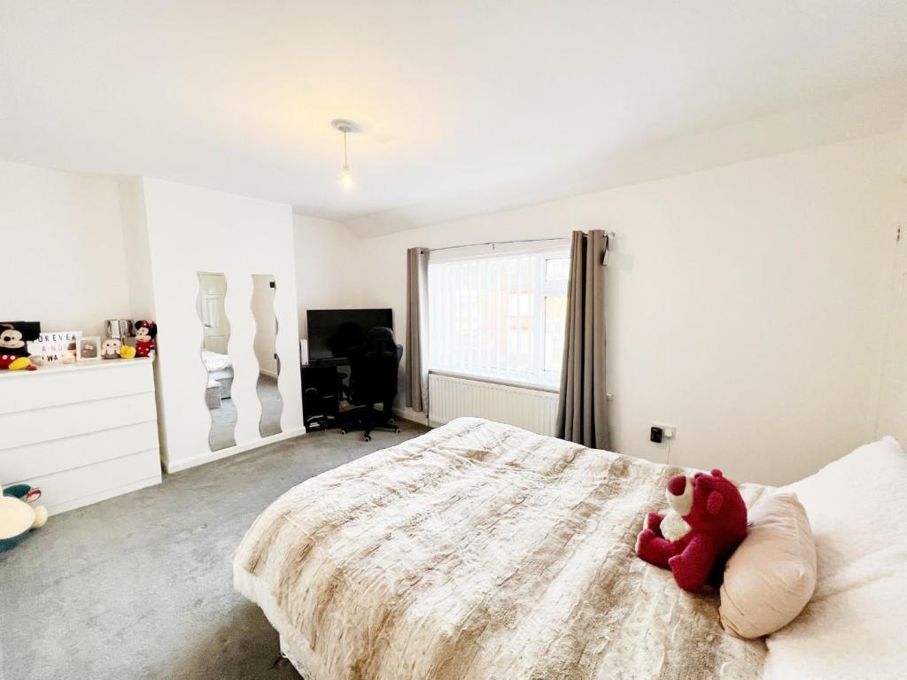 Bedroom 1 pic 1.jpg