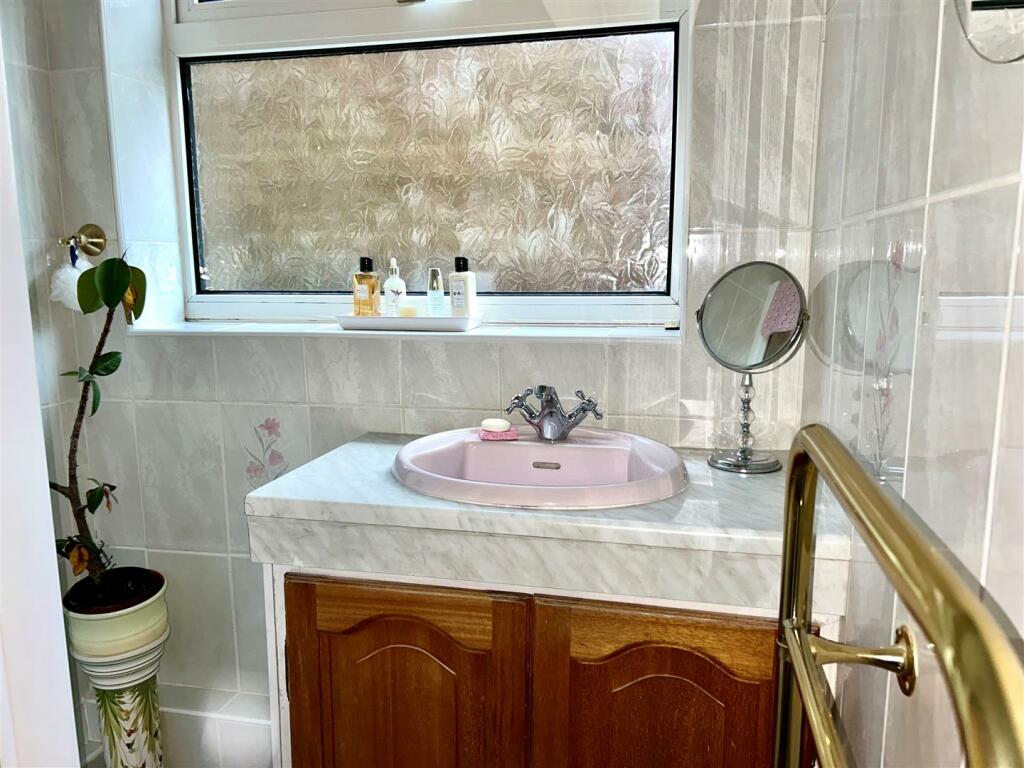 Broad Rig Ave 36 - Shower Room NEW.jpg
