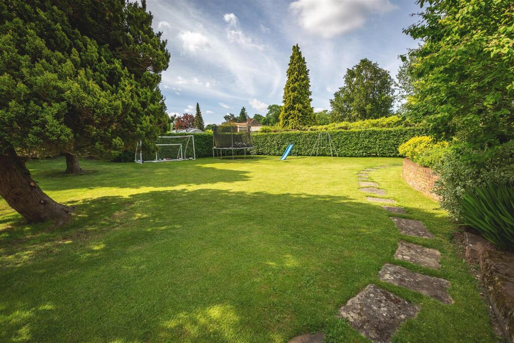 Beautiful Gardens, Grounds &amp; Paddock