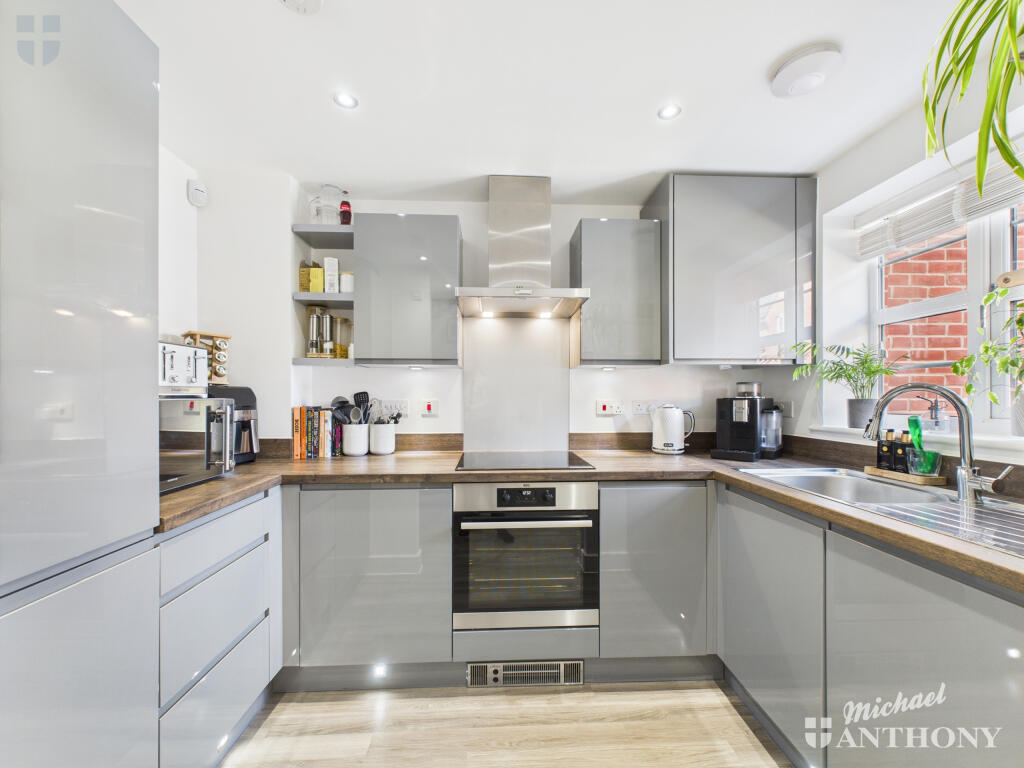 CAM03218G0-PR0722-STILL023