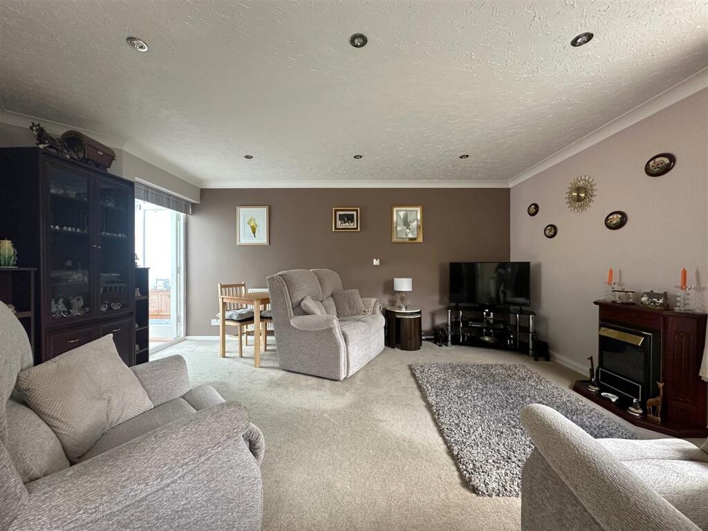 Lounge/Dining Room