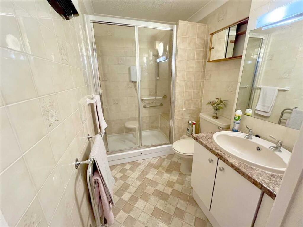 SHOWER ROOM/WC