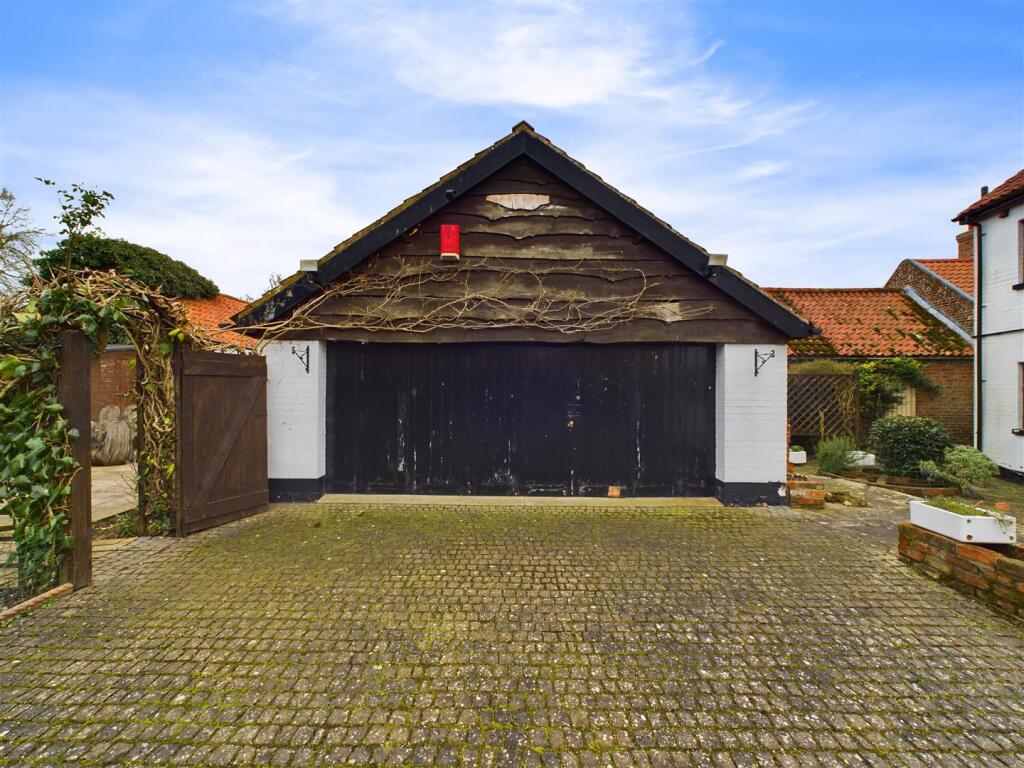 DOUBLE GARAGE