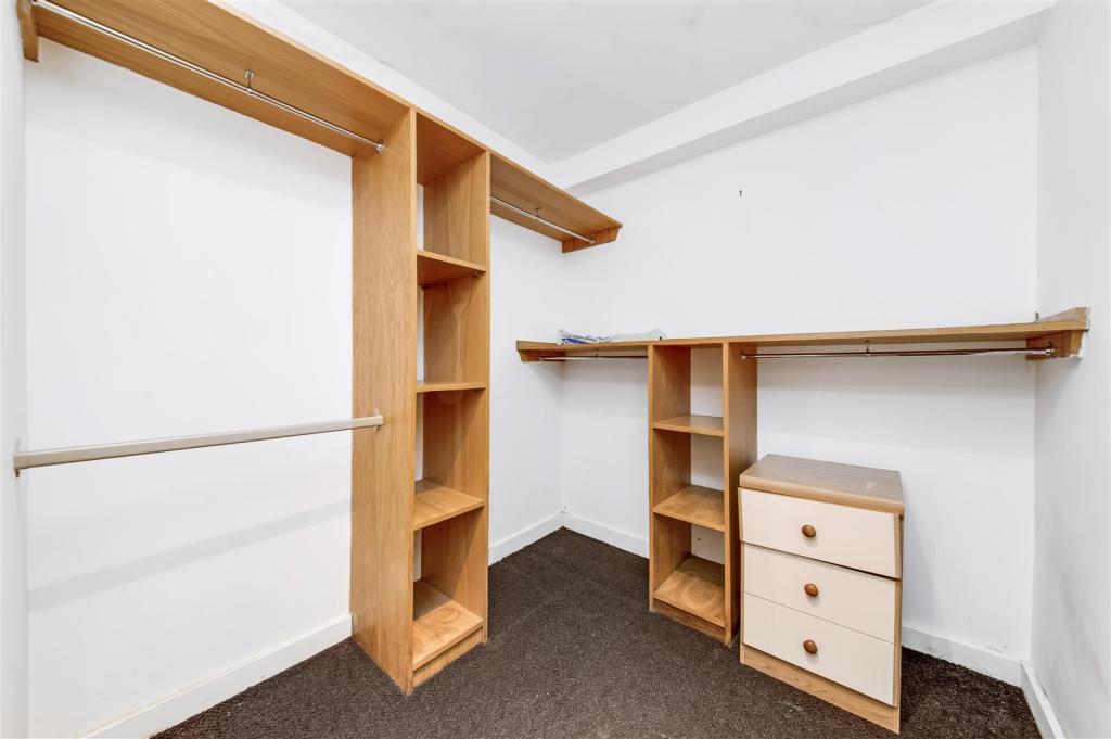 WALK-IN WARDROBE