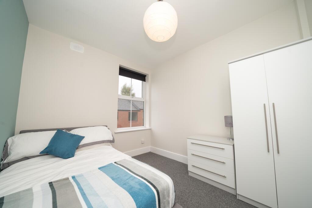Bright and tidy single bedroom featuring a comf...