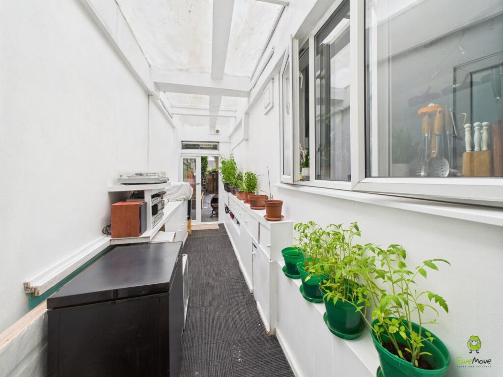 CAM02615G0-PR0084-STILL008