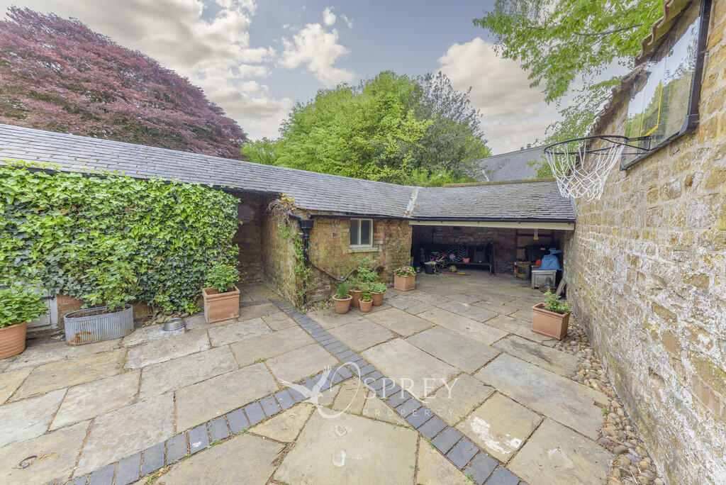 Courtyard to the ...