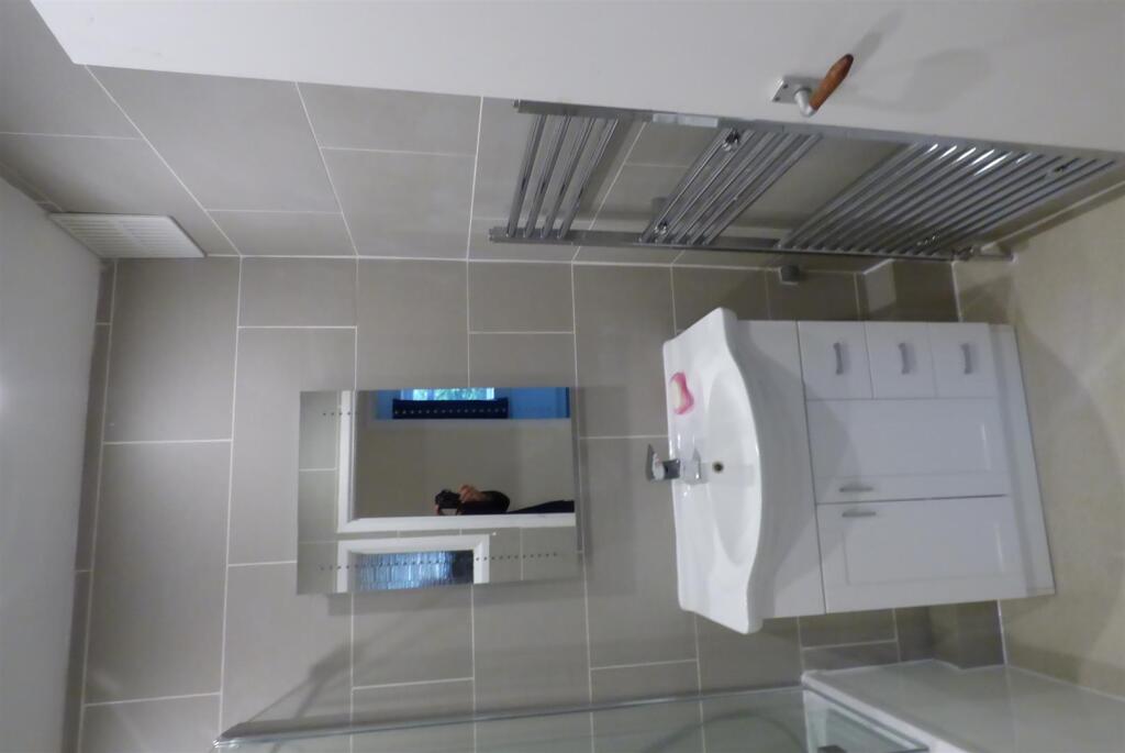 Bathroom (2).JPG