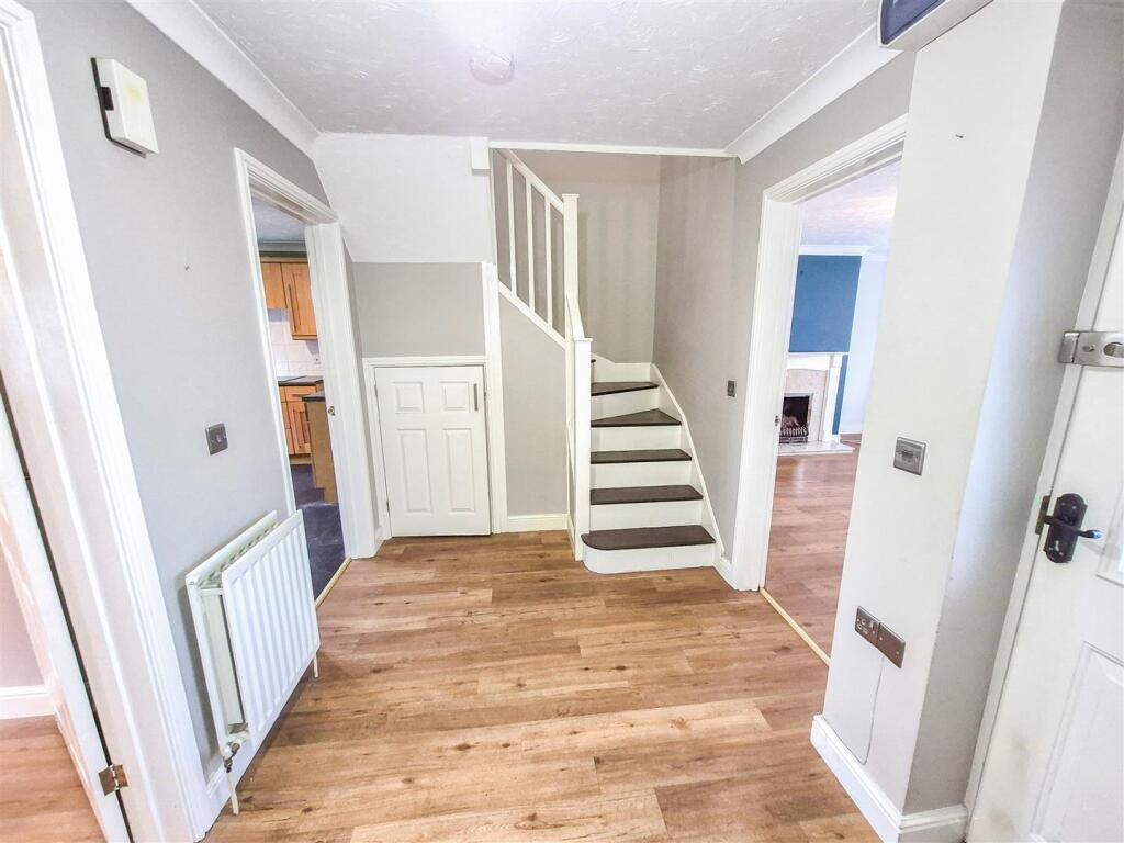 24-12-2025__20-52-49_1_Mayflower___hallway_4620.qu