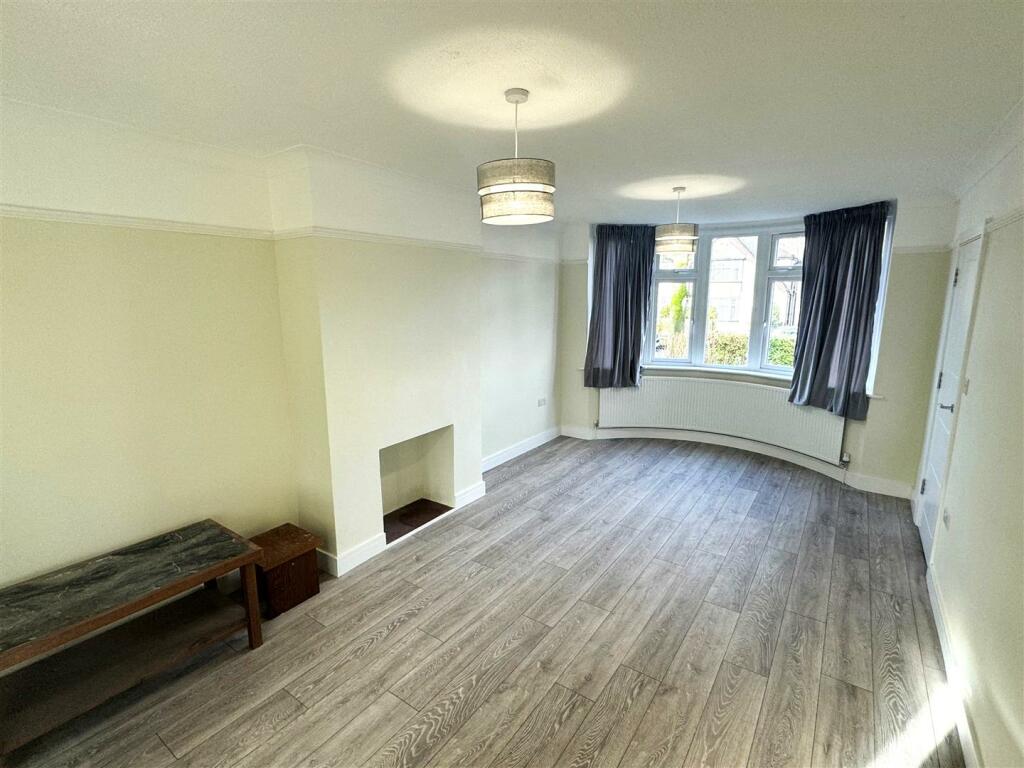Lounge 1.jpg