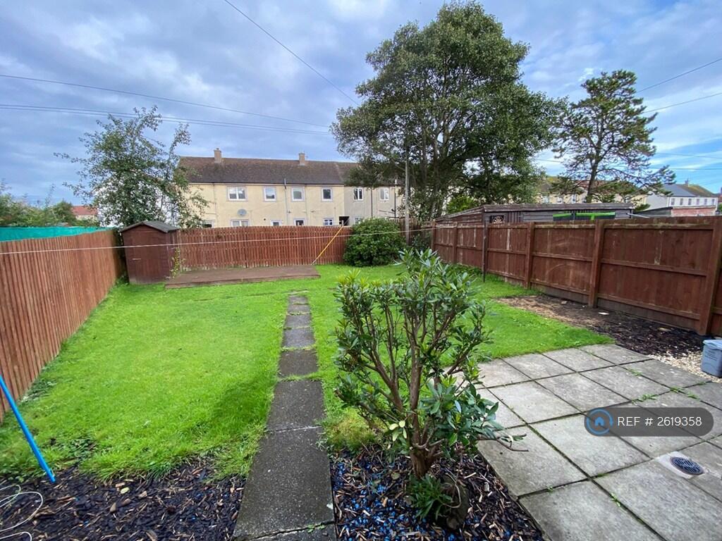 Enclosed Back Garden With Hut And Decking Area 