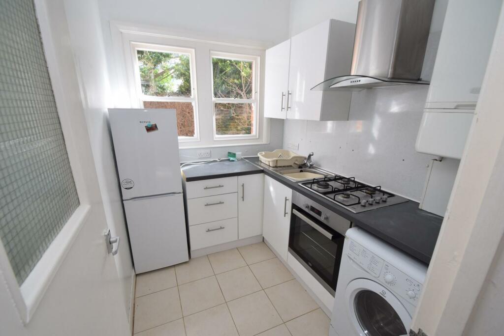Flat 4 2 Lewes Road - Ktichen.JPG