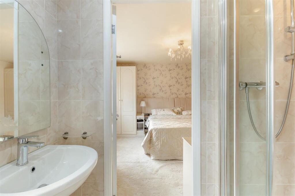 8671139-interior30.jpg