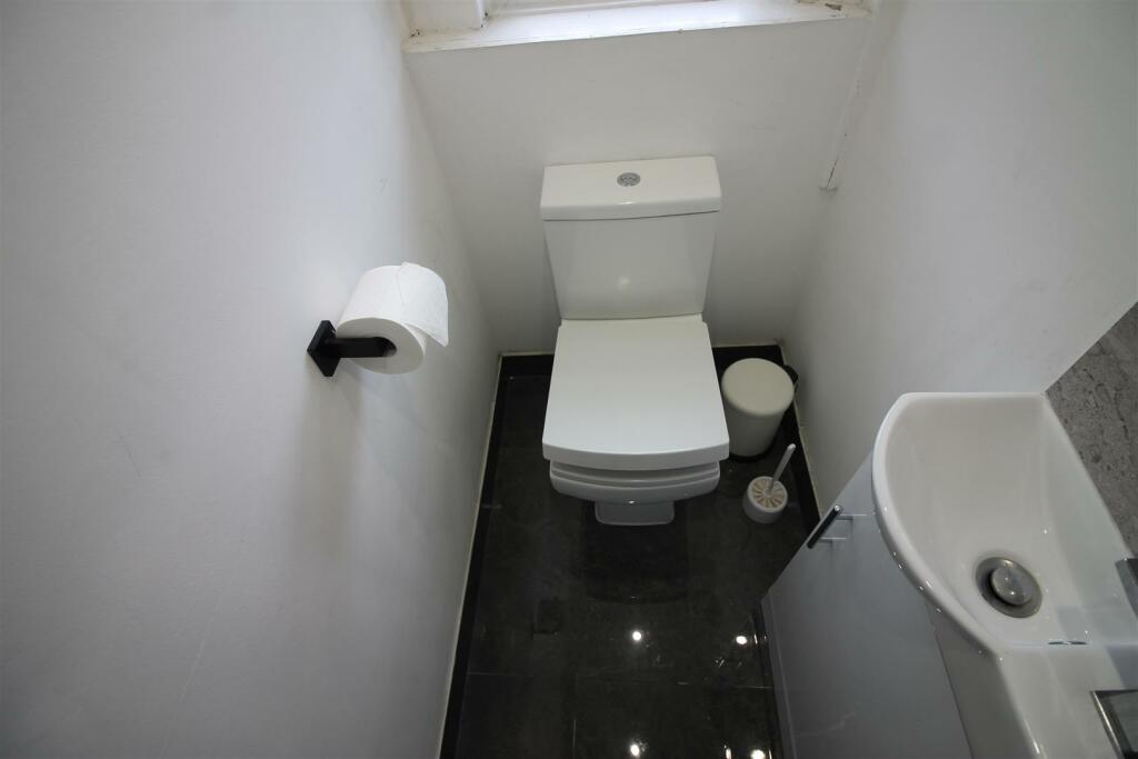 23KR- Bathroom 3.JPG