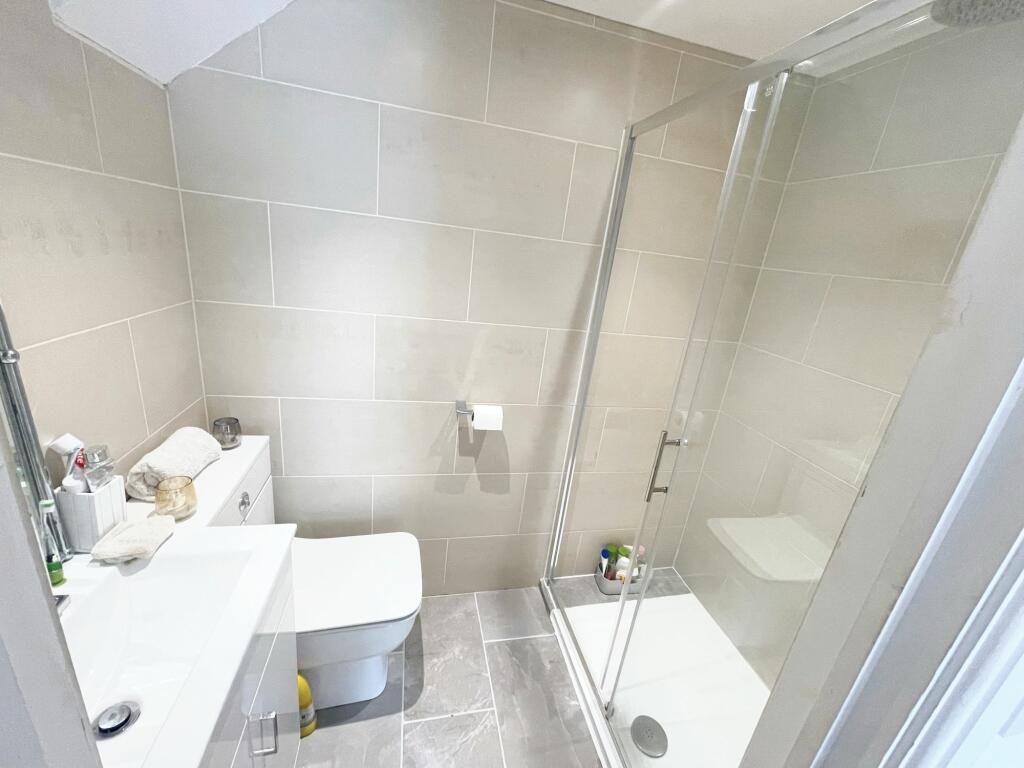 En-suite to bedroom 1
