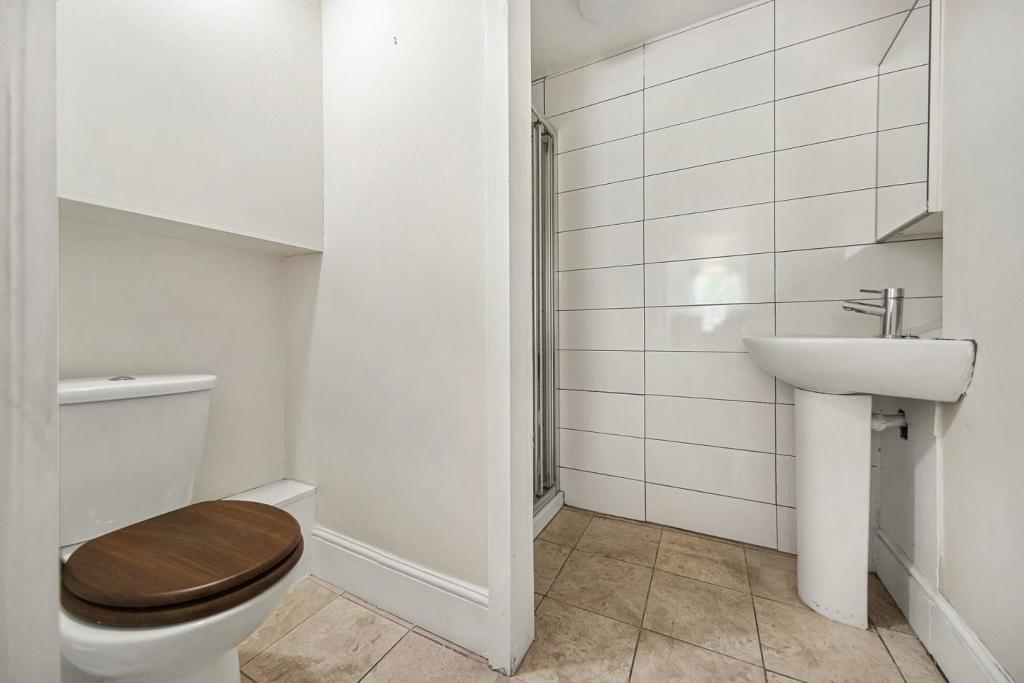 En-Suite Bathroom.jpg