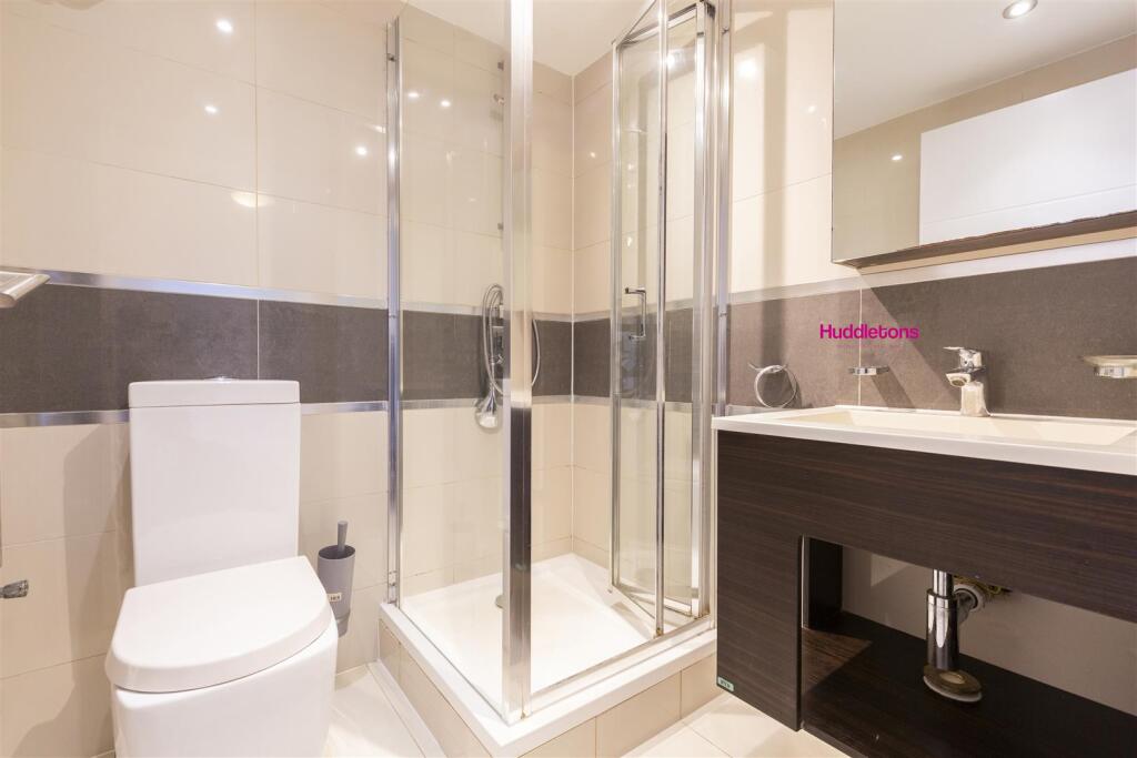 F2, 19 Crescent Road - 10.jpg